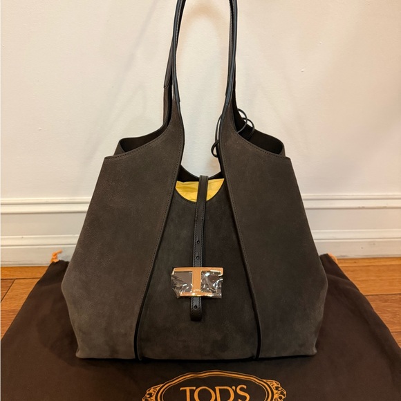 Tod’s Elegant Brown Suede Tote Bag - Picture 2 of 12